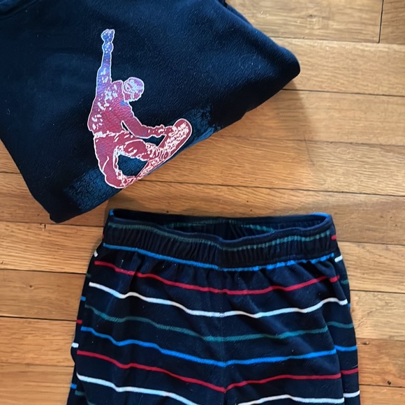 Lands’ End fleece pjs (snowboarder) - Picture 4 of 5